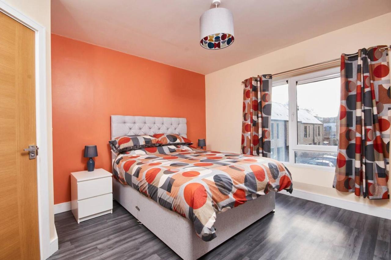 Apartment Modern 3 Bed House In - Parking - Garden