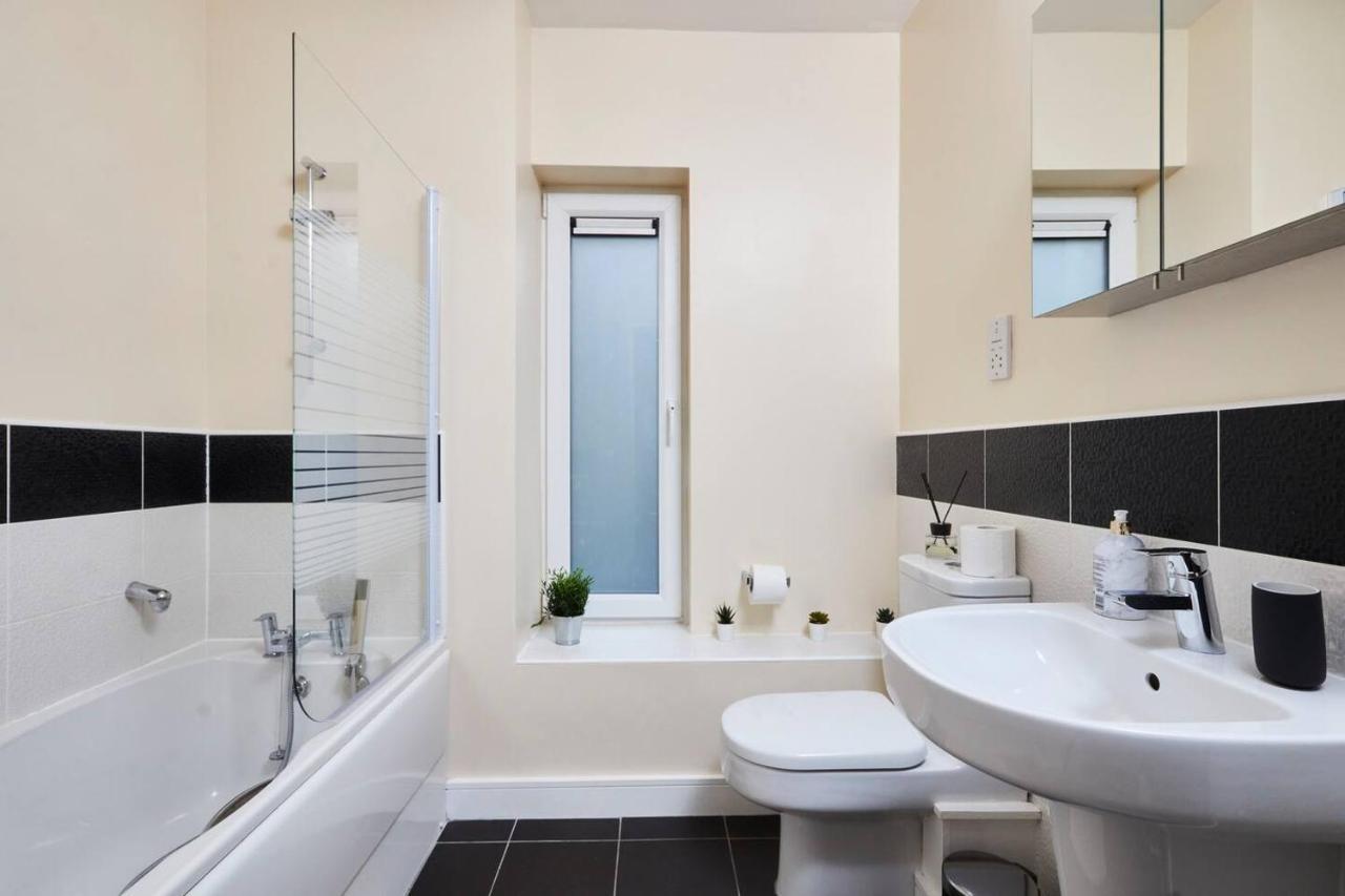 Modern 3 Bed House In - Parking - Garden * Sheffield