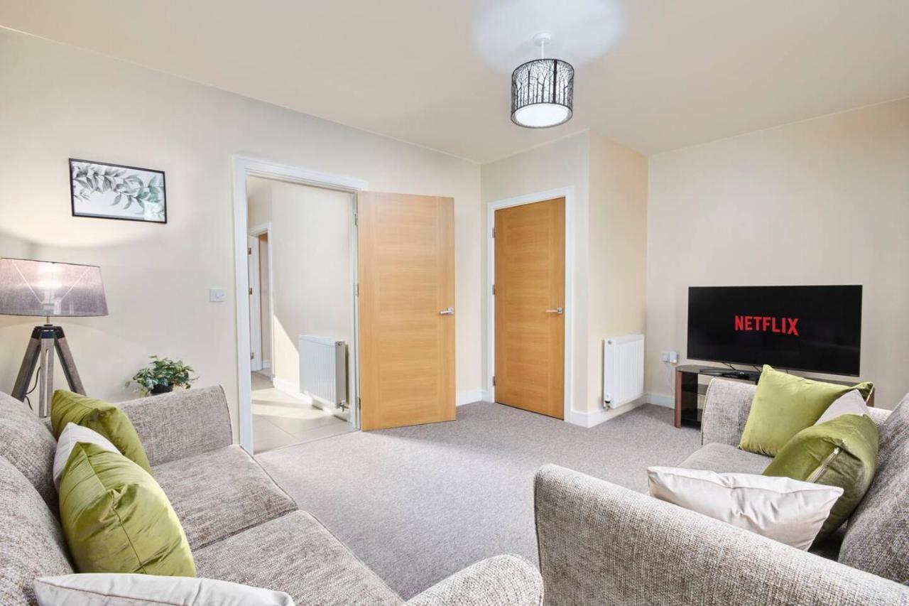 Modern 3 Bed House In - Parking - Garden *