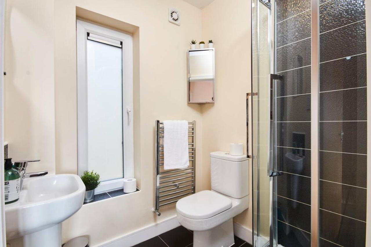 Modern 3 Bed House In - Parking - Garden Apartment