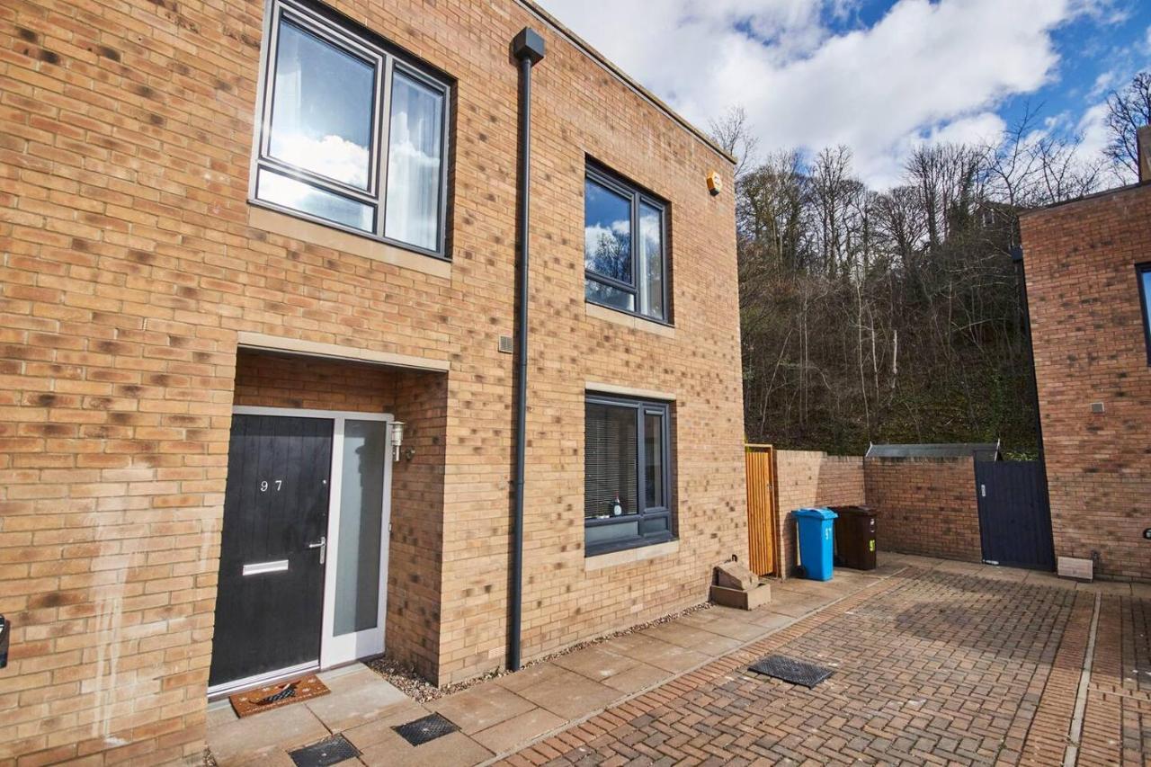Modern 3 Bed House In - Parking - Garden *