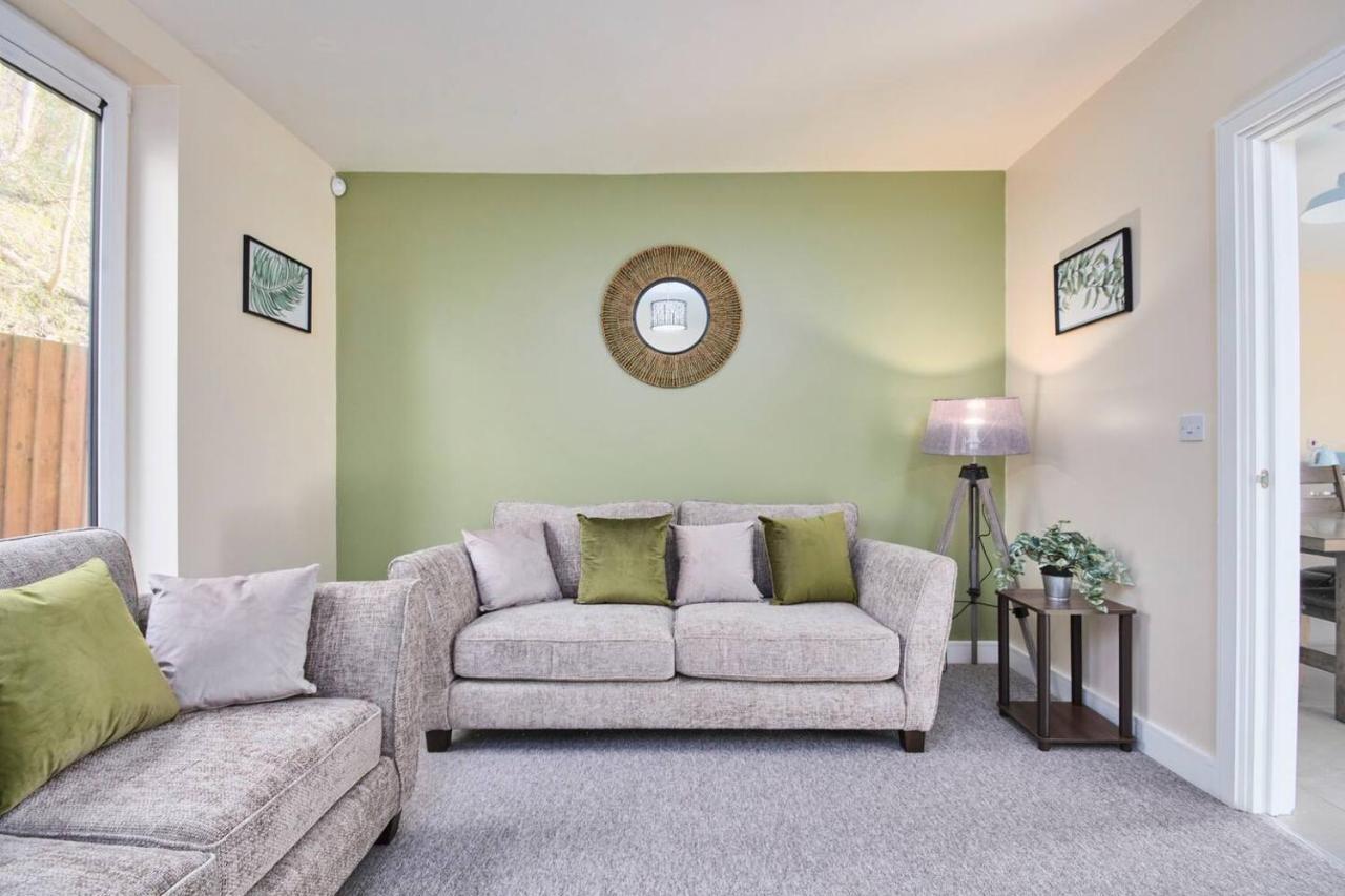 Modern 3 Bed House In - Parking - Garden *