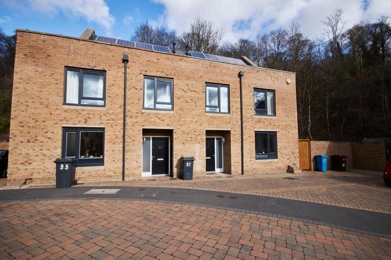 Modern 3 Bed House In - Parking - Garden Apartment *