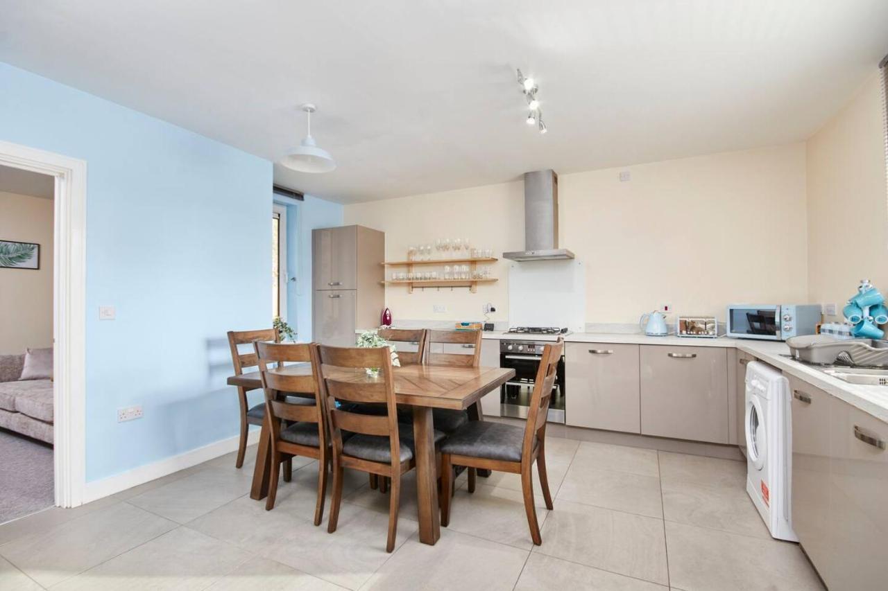 Modern 3 Bed House In - Parking - Garden * Sheffield