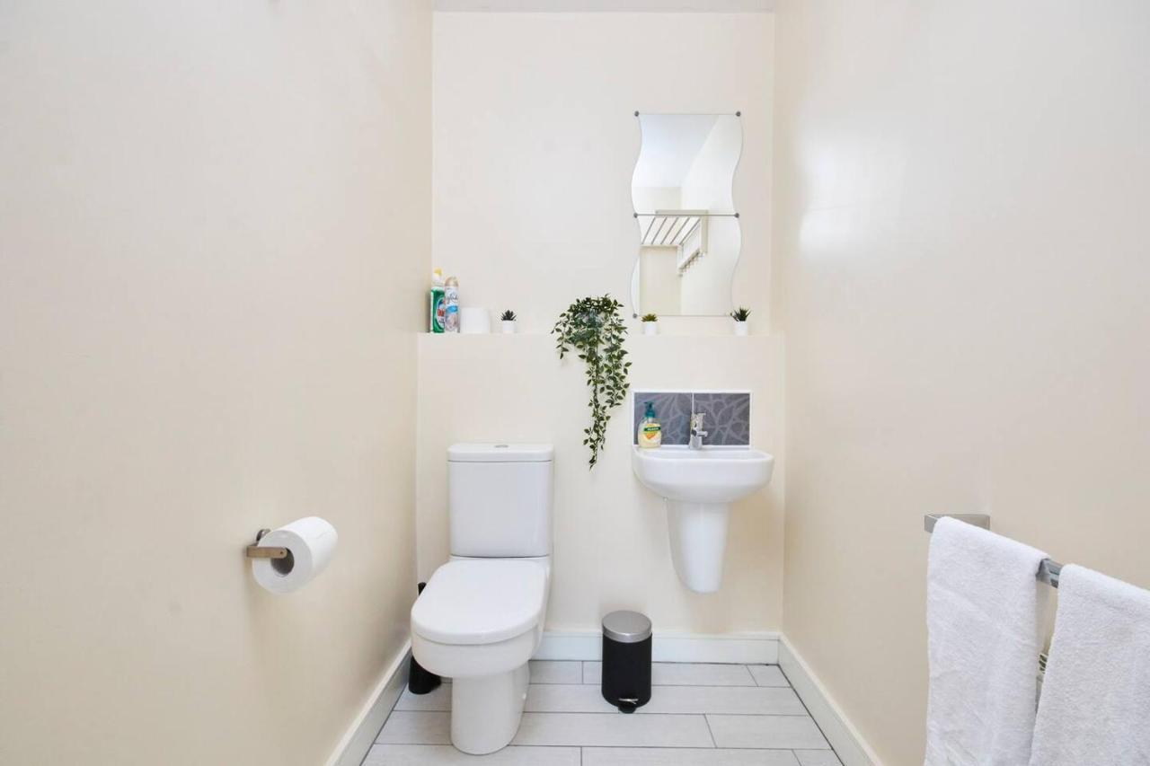 Modern 3 Bed House In - Parking - Garden Apartment *