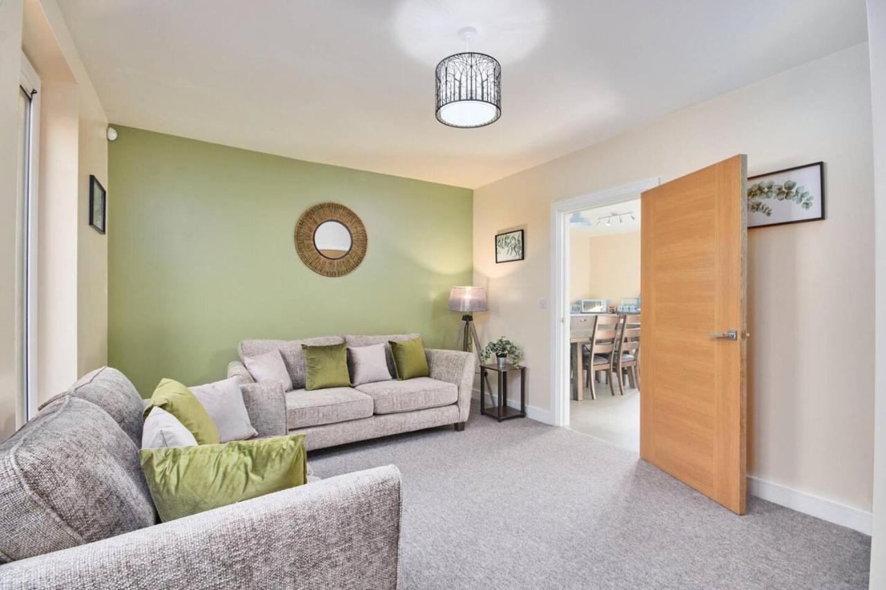 Modern 3 Bed House In - Parking - Garden *