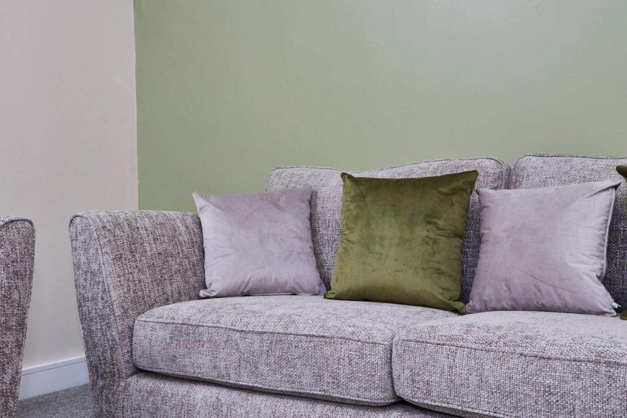 Modern 3 Bed House In - Parking - Garden *