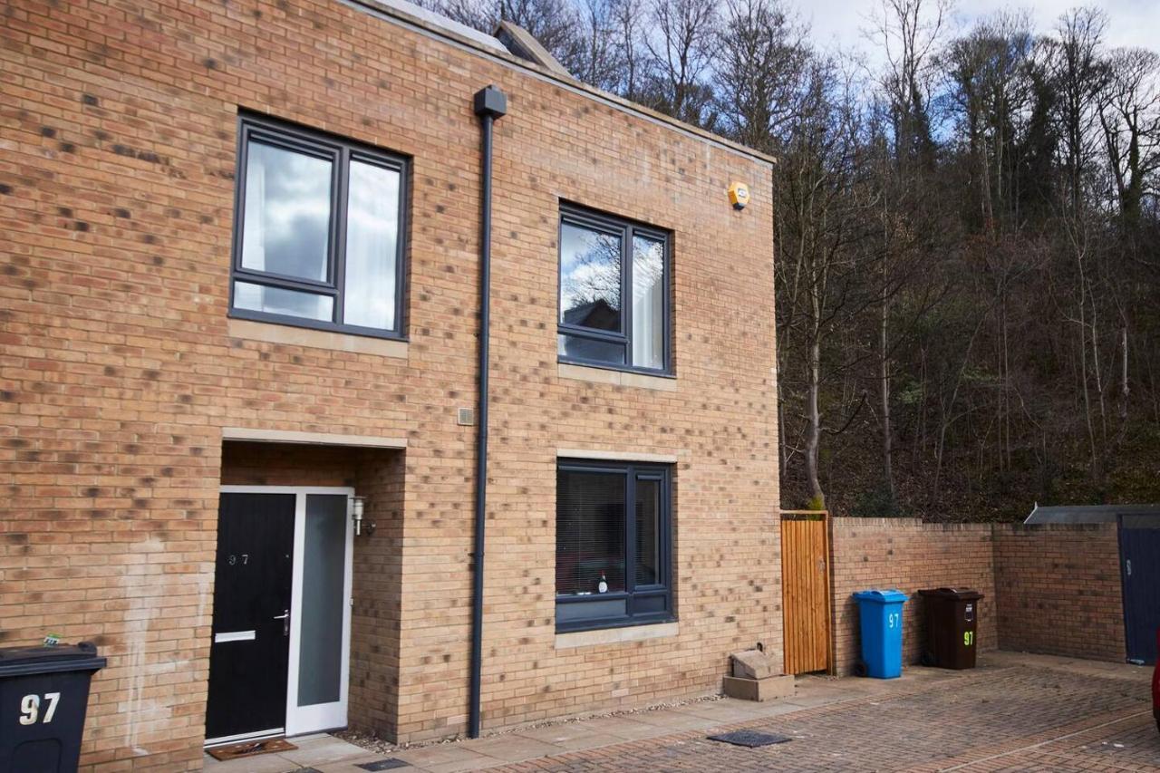 Modern 3 Bed House In - Parking - Garden Sheffield