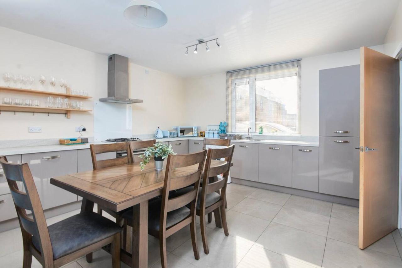 Modern 3 Bed House In - Parking - Garden * Sheffield